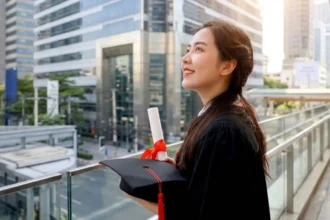 fresh graduate adalah
