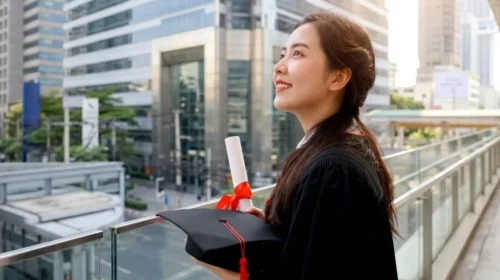 fresh graduate adalah
