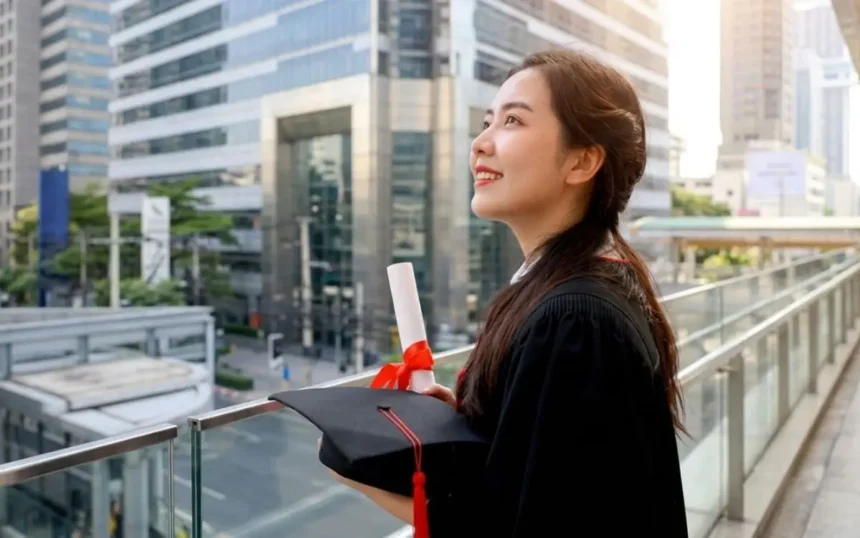fresh graduate adalah