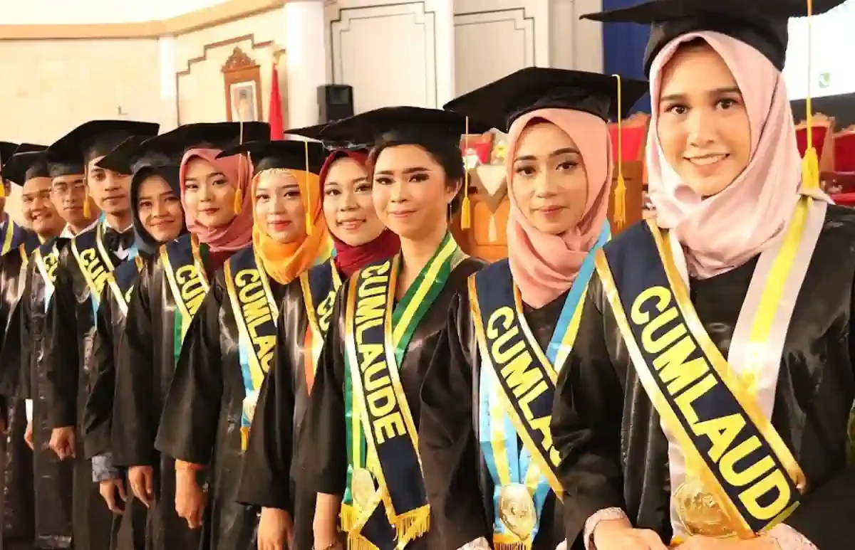 keuntungan cumlaude
