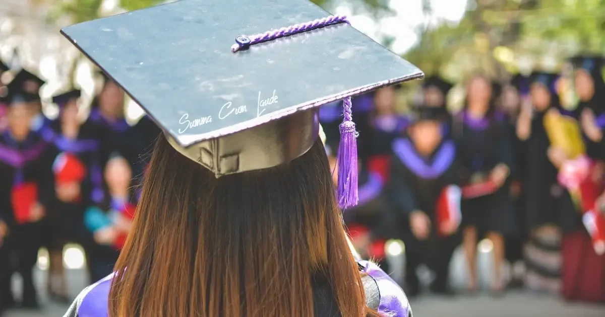 magna cumlaude artinya