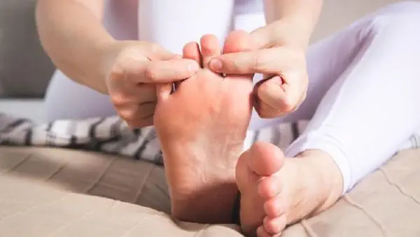gejala asam urat pada kaki