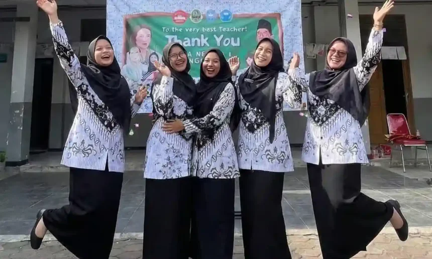 thr tpg 100 persen 2025 kapan cair