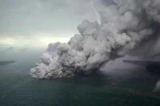 abu vulkanik gunung krakatau