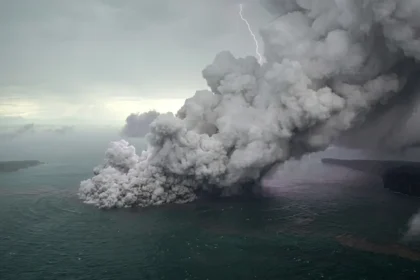 abu vulkanik gunung krakatau