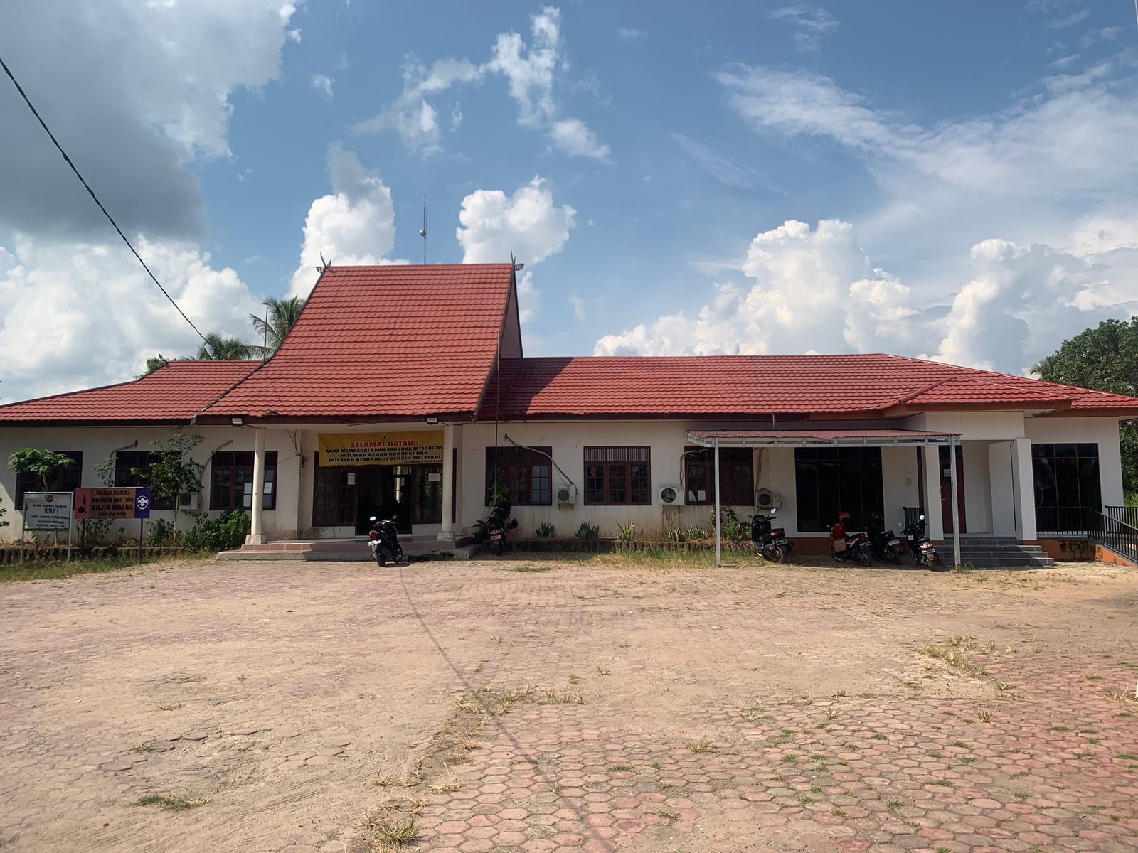 kantor kecamatan anjir muara