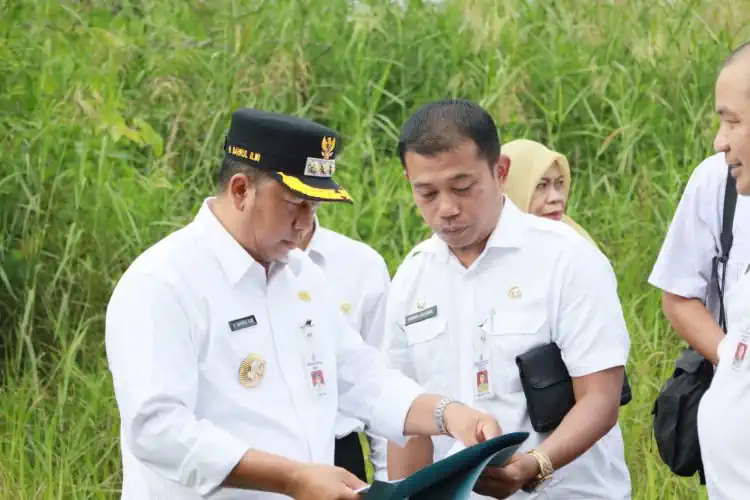 Bupati Barito Kuala Tinjau Lokasi Rencana Pembangunan Puskesmas di Anjir Muara