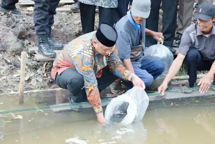 Bupati Barito Kuala Guyur Anjir Muara dengan Bantuan Perikanan